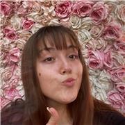 Chica joven da clases particulares de lengua y gramática a niños hasta los 16 años